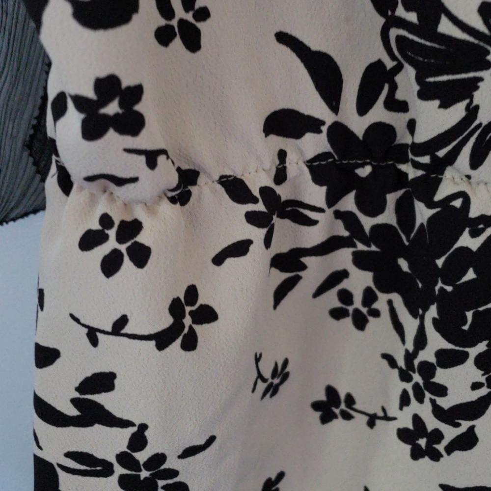 *PRICE DROP*
Daisy Fuentes tan and black tie strap sleeveless blouse - Picture 5 of 6